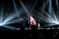 「全曲眉村ちあき ラブソングお着席編」のオープニングでステージを駆け抜ける眉村ちあき。