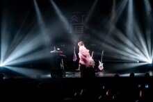 「全曲眉村ちあき ラブソングお着席編」のオープニングでステージを駆け抜ける眉村ちあき。