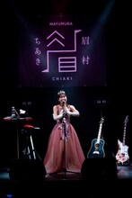 「全曲眉村ちあき ラブソングお着席編」の様子。