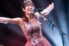 両手を広げる眉村ちあき。