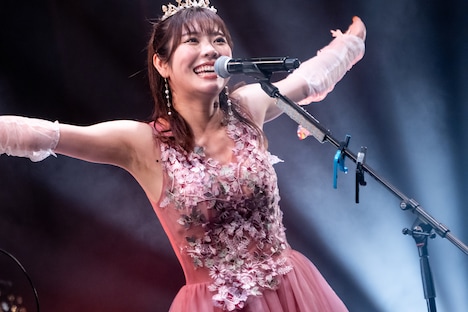 両手を広げる眉村ちあき。