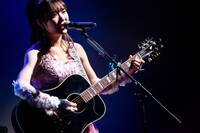 アコースティックギターを弾く眉村ちあき。