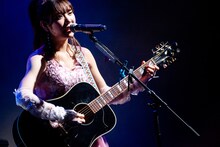 アコースティックギターを弾く眉村ちあき。