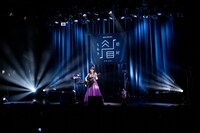 「全曲眉村ちあき ラブソングお着席編」の様子。