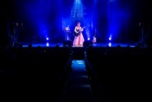 「全曲眉村ちあき ラブソングお着席編」の様子。