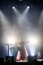 「全曲眉村ちあき ラブソングお着席編」の様子。