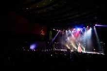 「全曲眉村ちあき ラブソングお着席編」の様子。