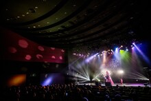 「全曲眉村ちあき ラブソングお着席編」の様子。