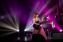 「全曲眉村ちあき ラブソングお着席編」の様子。