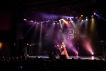 「全曲眉村ちあき ラブソングお着席編」の様子。