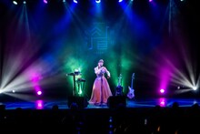 「全曲眉村ちあき ラブソングお着席編」の様子。