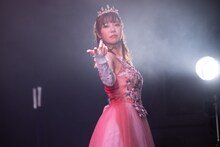 凛とした表情の眉村ちあき。