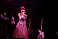 赤い角のカチューシャを着けた眉村ちあき。