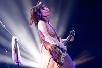 ギターを弾く眉村ちあき。