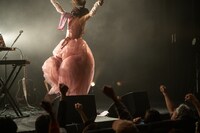 ジャンプする眉村ちあき。