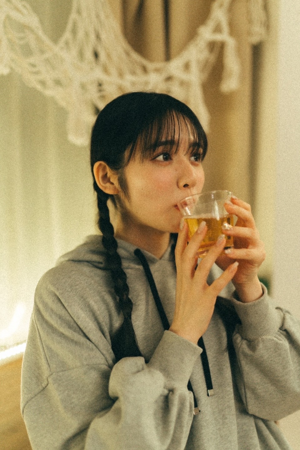 鎮西寿々歌（FRUITS ZIPPER）。「君となら・・・」ミュージックビデオより。