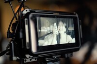 鎮西寿々歌（FRUITS ZIPPER）。「君となら・・・」ミュージックビデオより。