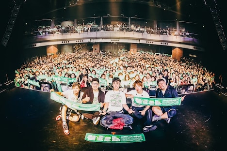 「青春ヶ丘俊光 1st ONEMAN『全力疾走ツアー この漢 青春ヶ丘』」東京・Spotify O-EAST公演で撮影された記念写真。（撮影：橋本若奈）