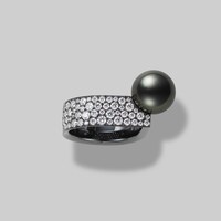 神宮寺勇太が着用しているPASSIONOIR / Universe Elements リング（税込み128万7000円）。