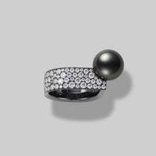 神宮寺勇太が着用しているPASSIONOIR / Universe Elements リング（税込み128万7000円）。