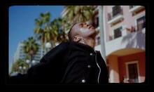 ベリーグッドマン「タンスの前でダンス」ミュージックビデオより。