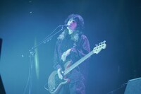 長谷川カオナシ（B, Key）（撮影：岩本彩）