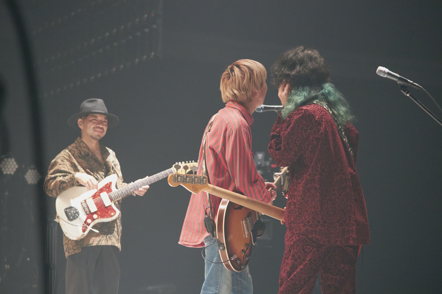 クリープハイプ「現メンバー15周年記念公演『2024年11月16日』」の様子。（撮影：岩本彩）