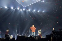 紙吹雪が舞うクリープハイプ「現メンバー15周年記念公演『2024年11月16日』」のステージ。（撮影：岩本彩）