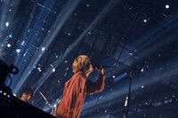 「ナイトオンザプラネット」披露時の様子。（撮影：関信行）