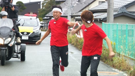 襷をつなぐ城島茂（左）、藤原丈一郎（右）。(c)日本テレビ