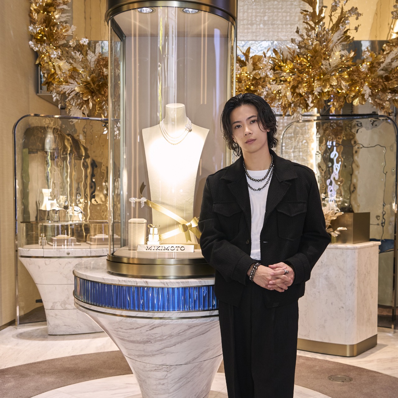 MIKIMOTOニューヨーク店を訪れた神宮寺勇太（Number_i）。