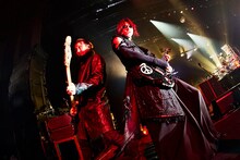 J（B）、SUGIZO（G, Violin）。（撮影：田辺佳子）