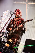 SUGIZO（G、Violin）（撮影：田辺佳子）