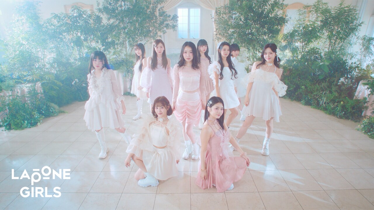 ME:I、髪をなびかせながら大人っぽい表情で「Tomorrow」パフォーマンス