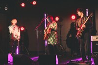 左から手越祐也、松尾レミ、亀本寛貴。