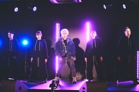 手越祐也（中央）