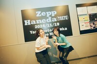 左から阿部真央、山本彩。（撮影：山川哲矢）