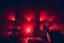 「山本彩×ライブナタリー Zepp TOUR『SYnergy』」阿部真央のステージの様子。（撮影：山川哲矢）