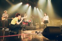 山本彩（右）を見て「きゃわいい！ 尊い！」としゃがみ込む阿部真央（左）。（撮影：山川哲矢）