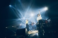 「pharmacy」を一緒に歌う阿部真央と山本彩。（撮影：山川哲矢）