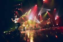 「pharmacy」を一緒に歌う阿部真央と山本彩。（撮影：山川哲矢）