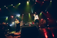 「pharmacy」を一緒に歌う阿部真央と山本彩。（撮影：山川哲矢）