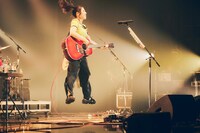 ジャンプする阿部真央。（撮影：山川哲矢）