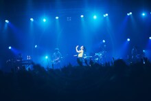 「山本彩×ライブナタリー Zepp TOUR『SYnergy』」阿部真央のステージの様子。（撮影：山川哲矢）