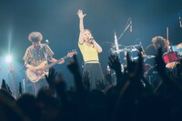 「山本彩×ライブナタリー Zepp TOUR『SYnergy』」阿部真央のステージの様子。（撮影：山川哲矢）