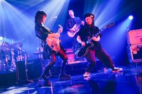 「山本彩×ライブナタリー Zepp TOUR『SYnergy』」山本彩のステージの様子。（撮影：山川哲矢）