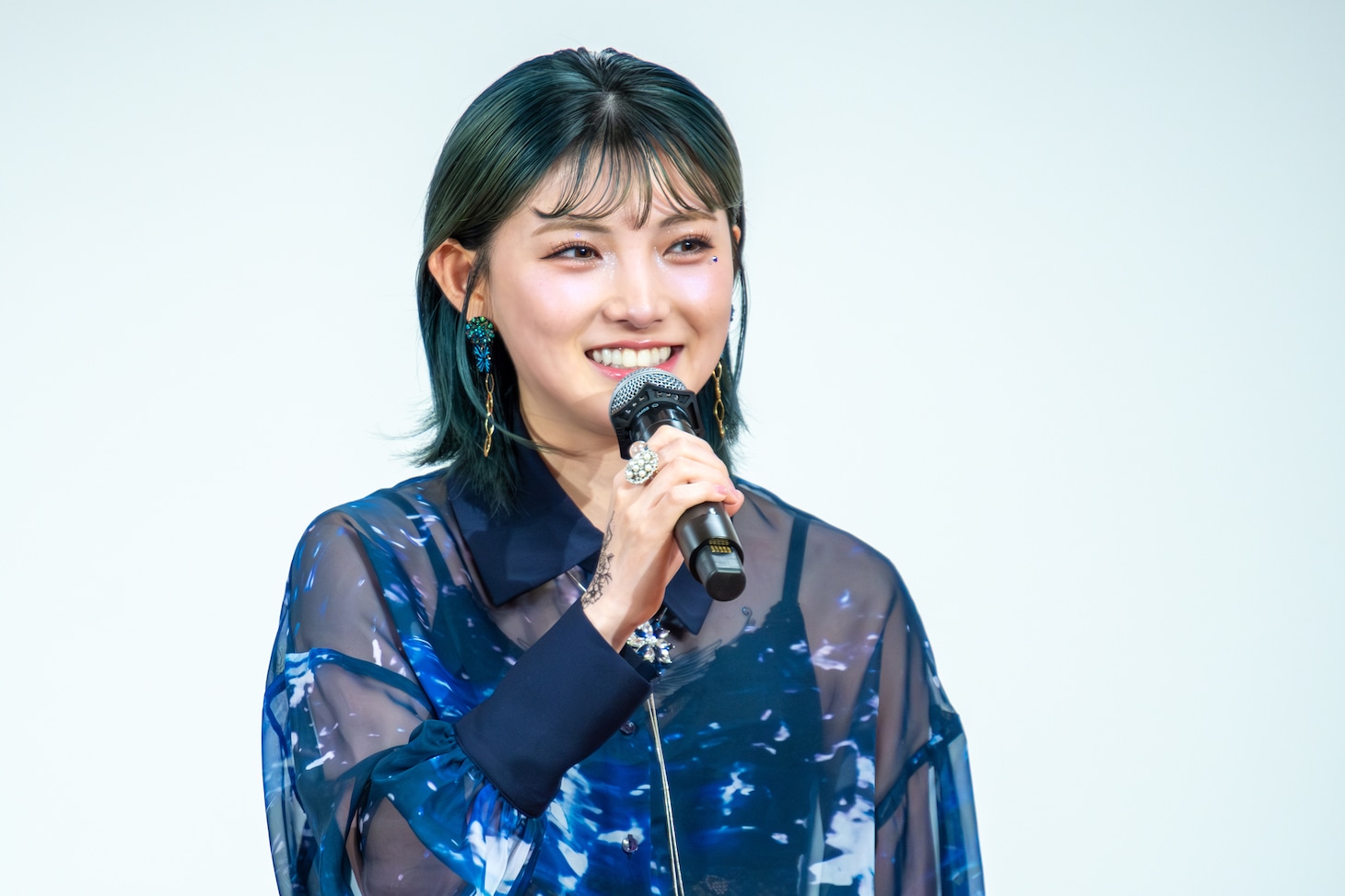 岡田奈々（撮影：ナカニシキュウ）