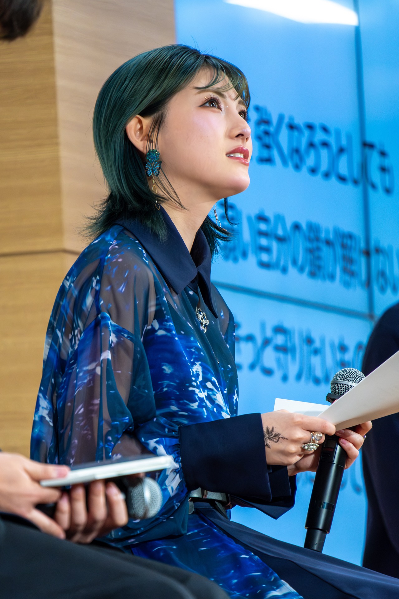 岡田奈々（撮影：ナカニシキュウ）