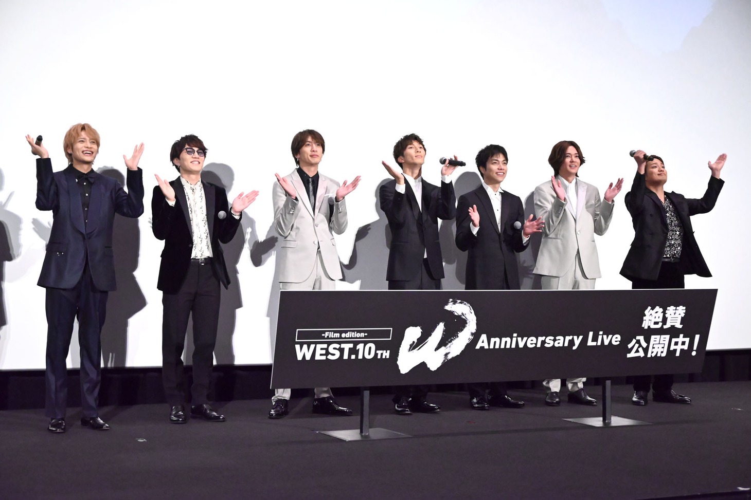 濵田崇裕の音頭でイベントを締めるWEST.。