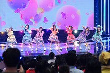 FRUITS ZIPPERによるパフォーマンスの様子。（提供：NHK）